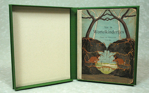 Boekbinden: Boekbinderij Seugling te Amsterdam, handboekbinders sinds 1923. www.handmadebooks.nl, www.uitgeverijlimitededitions.nl,Voor mooie boeken, mappen, portfolio en dozen, ook voor één exemplaar.Handgemaakt, gepersonaliseerd. Mooi sierpapier, ambachtelijk maatwerk, jarenlange praktijkervaring met bibliotheekbindwerk, archief beheer, conservering, advies en restauratie Boekbinder uit de Frans Halsstraat, de Pijp Vijzelstraat, Grote Bickersstraat, Amsterdam Centrum, Jordaan, Gouden Reaal, Staatsliedenbuurt, Westerpark